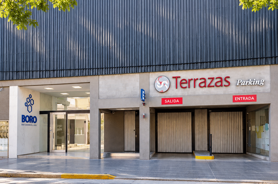Fachada comercial con parking Terrazas